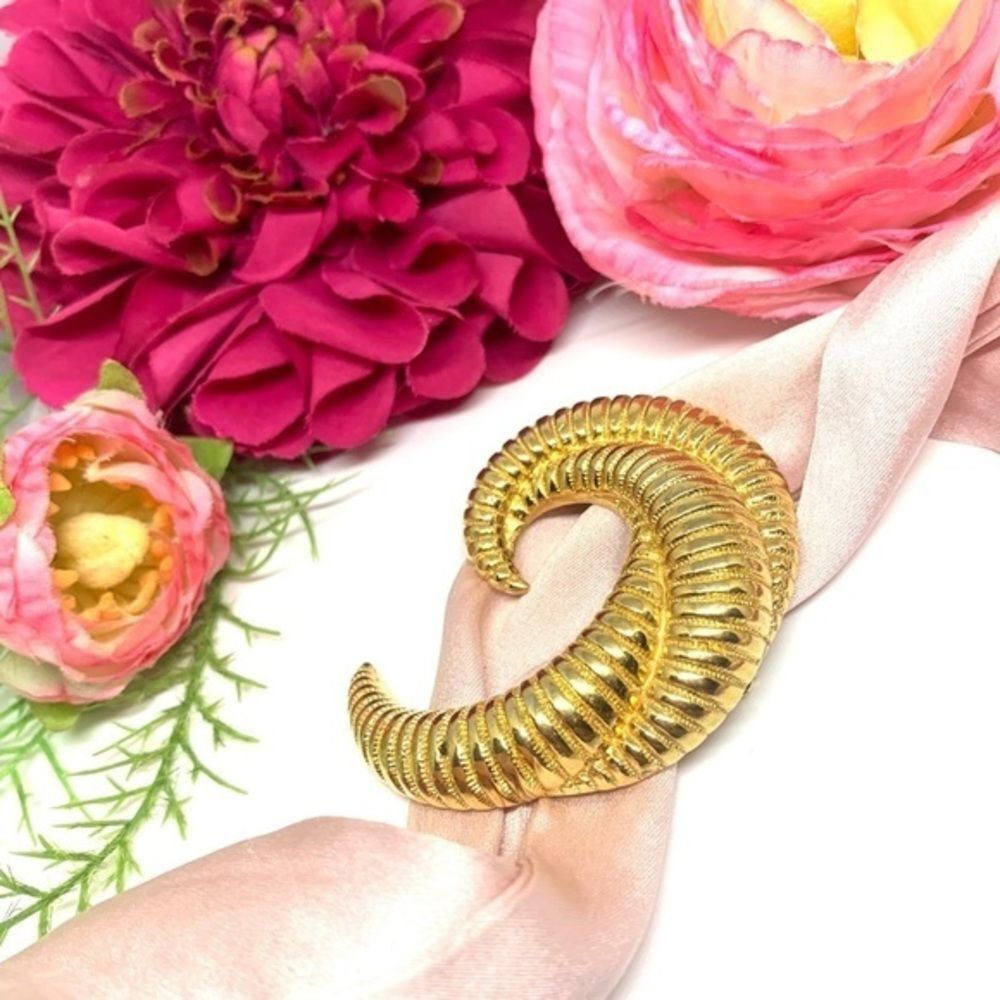 VINTAGE⚜️RARE MONET Curled Golden Brooch - Picture 4 of 13